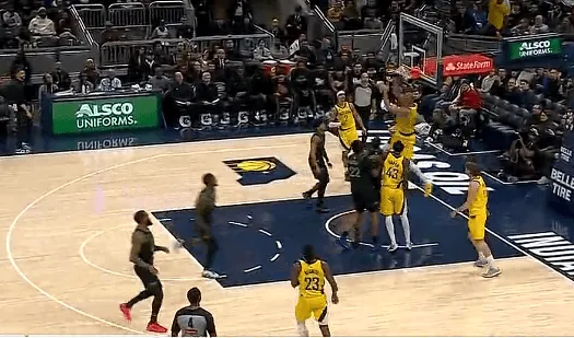 必一运动官网-胡夫攻守转换跟进接球，双手背扣砍下24分刷新生涯新高