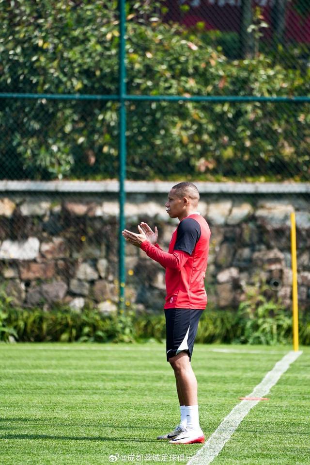 必一运动app下载-韦林顿-席尔瓦带伤参加训练，嘴上还有包扎