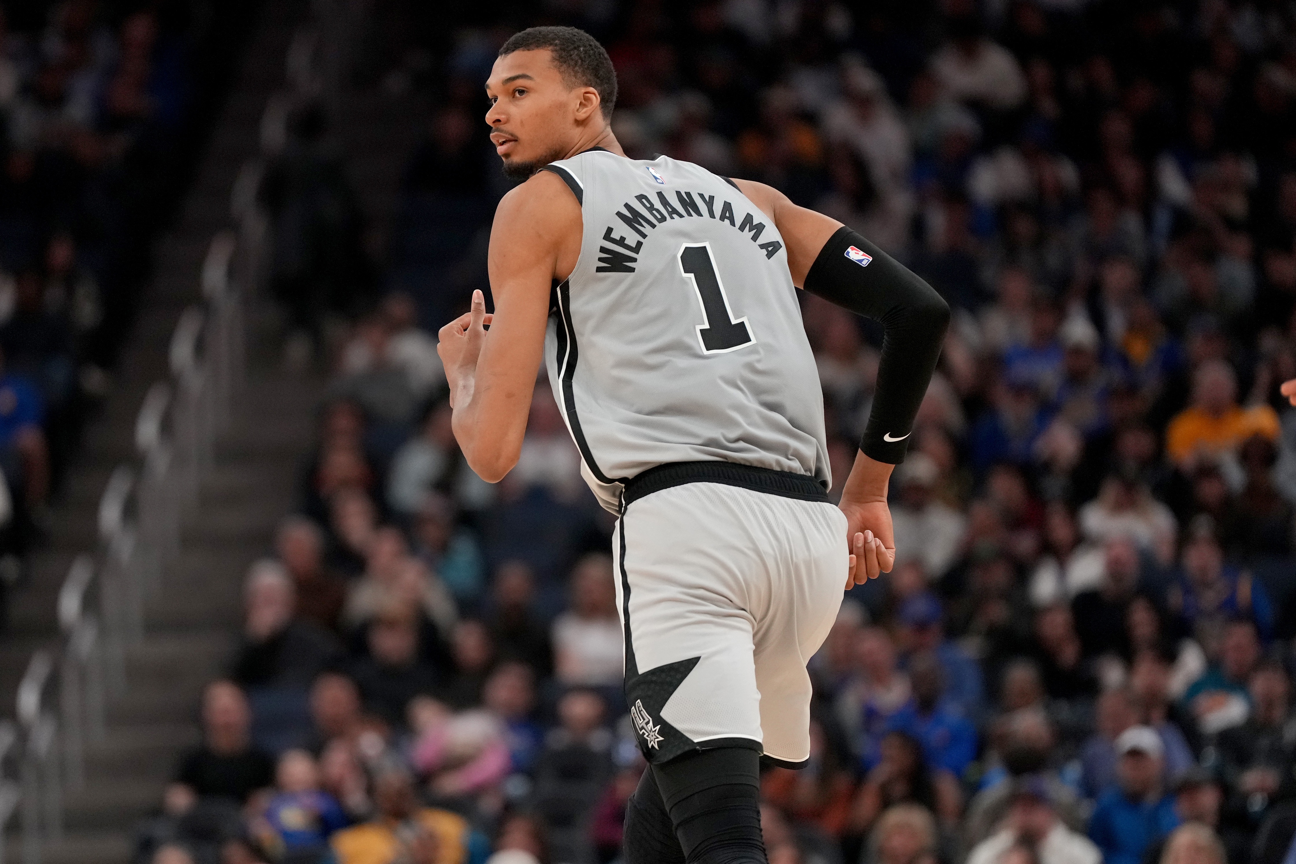 必一运动app下载-大布泽尔：文班亚马是防守多面手 而且他的进攻潜力无限