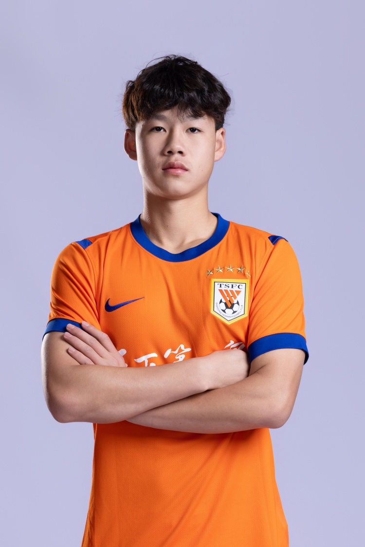 必一体育app-U17国足队长李钧鹏代表泰山B队登场，完成个人中乙联赛首秀